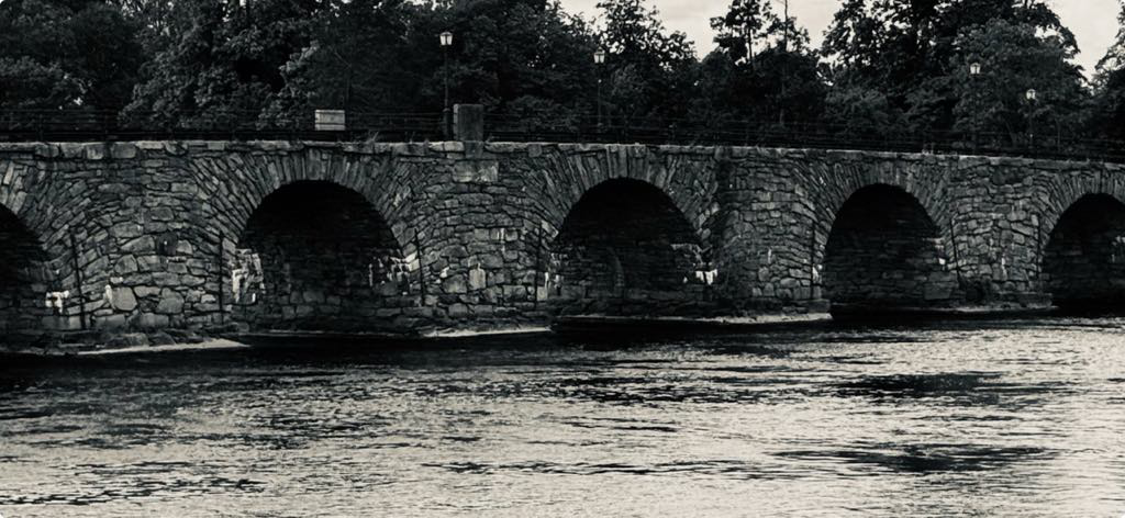 Ett fotografi av Östra bron i Karlstad där den sträcker sig över Karlaälven
